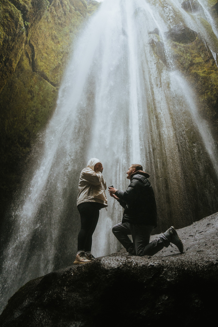 Moment of a proposal in Gljufrabui
